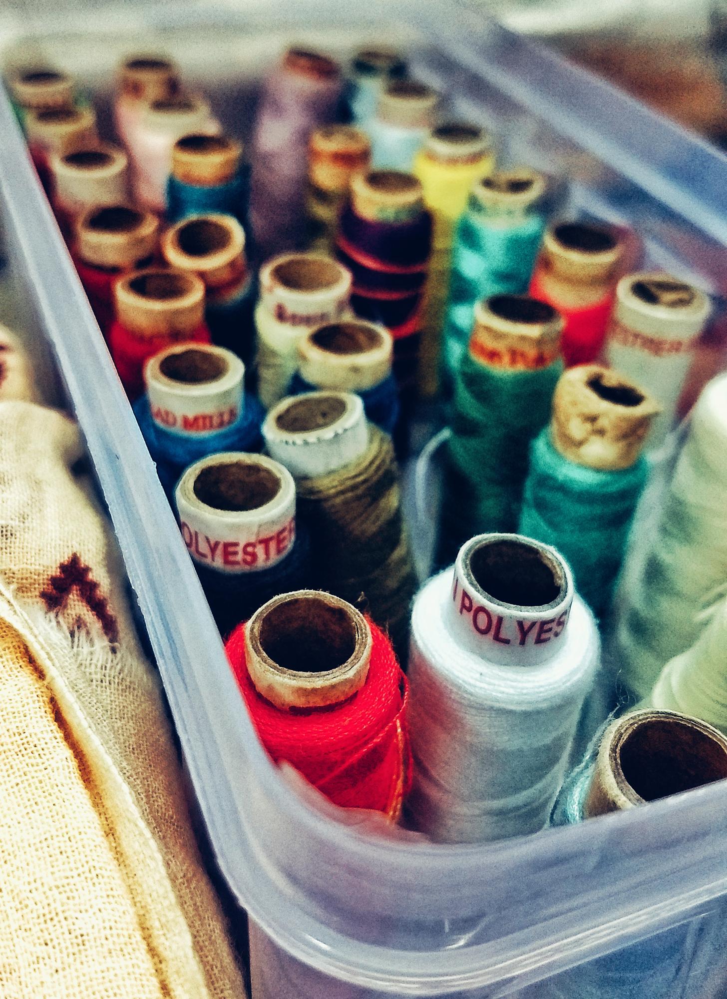 Atelier mit Stickmaschine neben Nähgarn